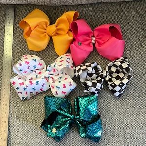 4 JoJo bows and 1 boutique bow